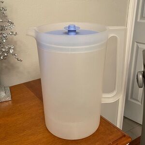 Tupperware Largest Pitcher w/Blue Lid #1416-3 Good Condition